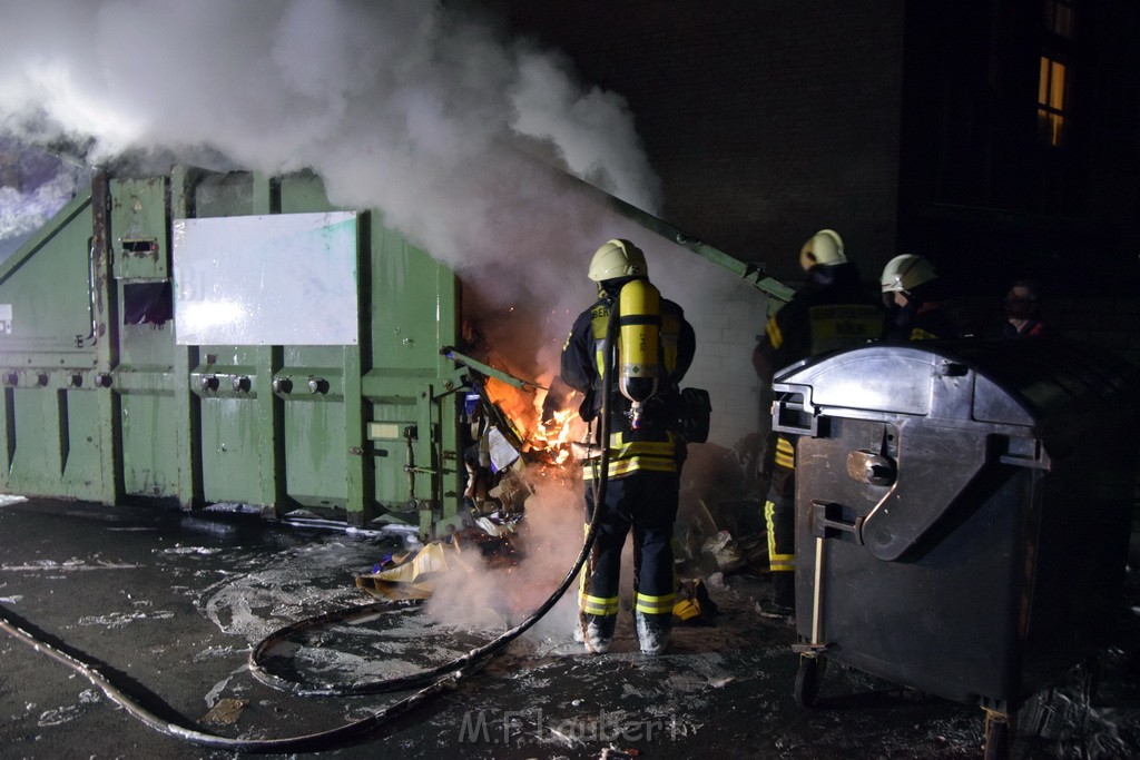 Feuer Papp Presscontainer Koeln Hoehenberg Bochumerstr P234.JPG - Miklos Laubert